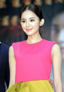 ​娜扎接到新娘捧花：是暗示好事将近还是老天爷太着急了