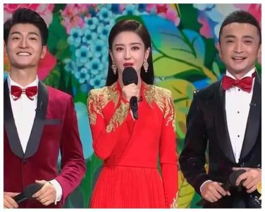 ​他是央视著名主持人，被传3次下跪求婚董卿遭拒，如今却依旧单身