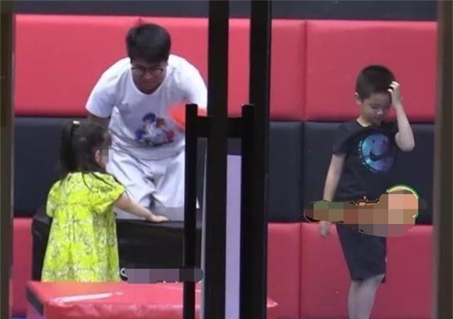 霍思燕吸烟被曝光不是事，竟然第二次意外曝光二胎女儿？