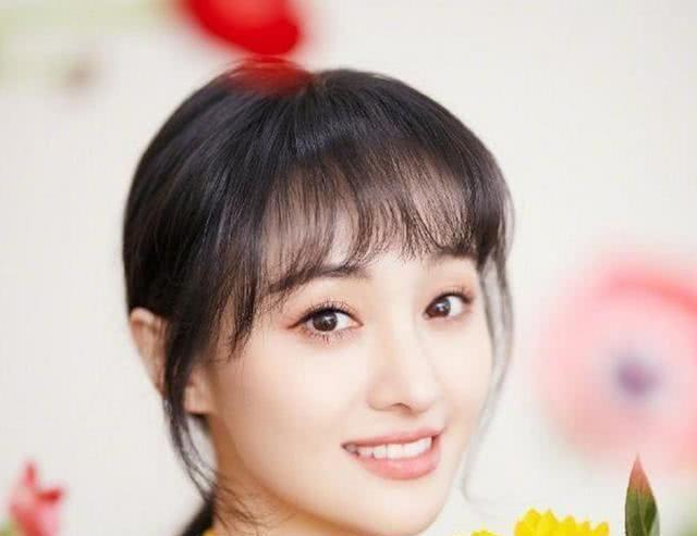 郑爽回归微博,仅凭一条祝福一张美照就登上了微博热搜