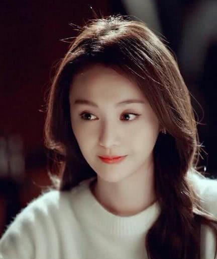 郑爽回归微博,仅凭一条祝福一张美照就登上了微博热搜