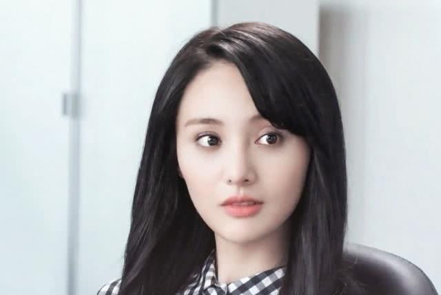 郑爽回归微博,仅凭一条祝福一张美照就登上了微博热搜