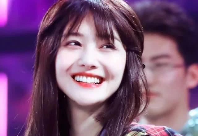 郑爽回归微博,仅凭一条祝福一张美照就登上了微博热搜