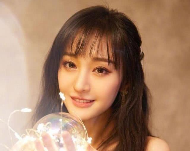 郑爽回归微博,仅凭一条祝福一张美照就登上了微博热搜