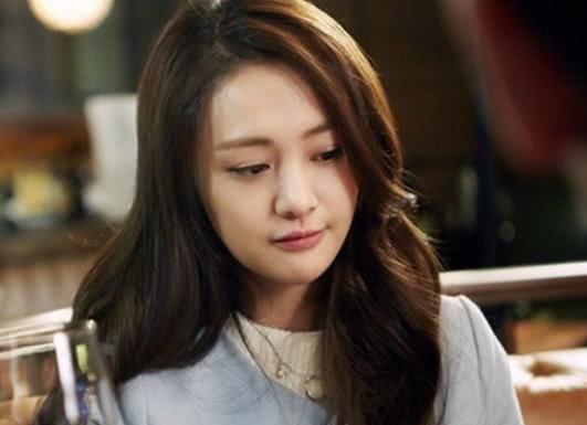 郑爽回归微博,仅凭一条祝福一张美照就登上了微博热搜