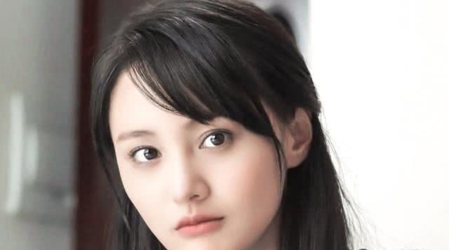 郑爽回归微博,仅凭一条祝福一张美照就登上了微博热搜