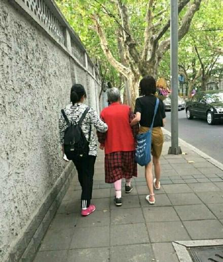 郑爽爸爸冲进火场救人反被吐槽,他被称为“坑女第一人”?