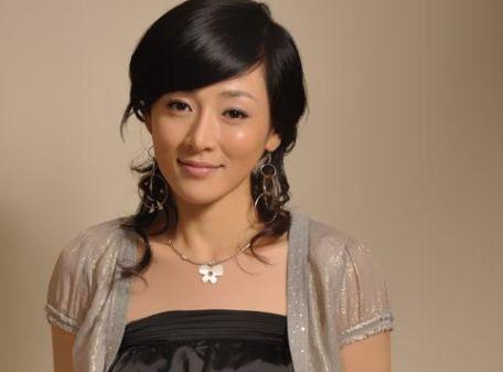 20岁出道，嫁大1岁演员生活幸福，如今女儿6岁却被人遗忘