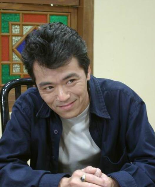 她阴差阳错成为演员，曾经是护士，丈夫去世独自生活13年