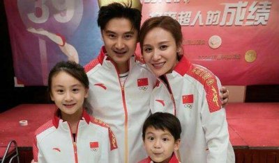 ​田亮晒儿子小亮仔照片，面带微笑看镜头，和田亮简直一模一样