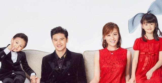 田亮晒儿子小亮仔照片,面带微笑看镜头,和田亮简直一模一样