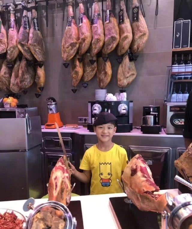 田亮晒儿子小亮仔照片,面带微笑看镜头,和田亮简直一模一样