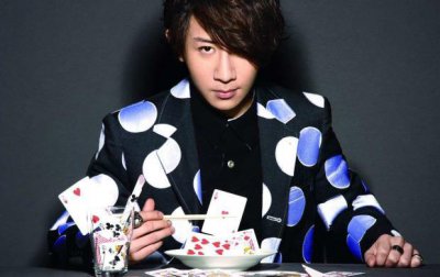 ​刘谦再度登上春晚，曾被“封杀”传闻被打破，网友：怀念董卿当托