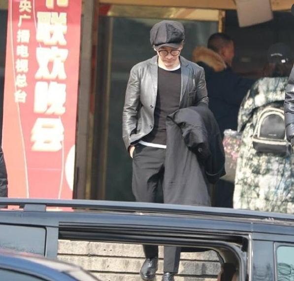 刘谦再度登上春晚,曾被“封杀”传闻被打破,网友:怀念董卿当托