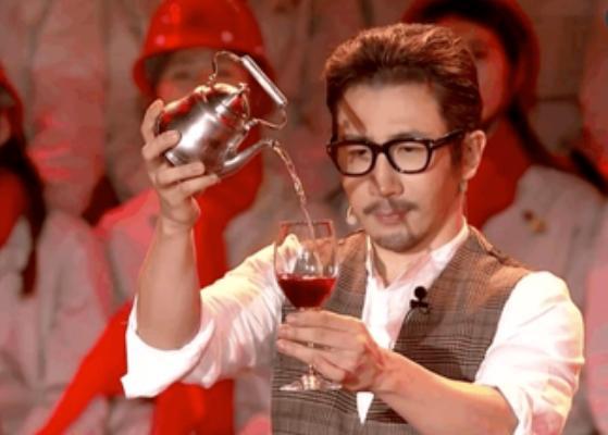 刘谦再度登上春晚,曾被“封杀”传闻被打破,网友:怀念董卿当托