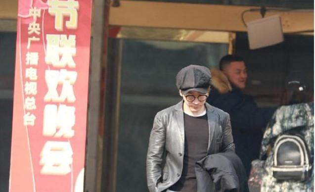 刘谦再度登上春晚,曾被“封杀”传闻被打破,网友:怀念董卿当托