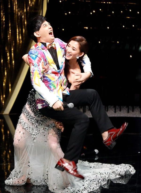 林志玲熊抱郭敬明太有喜感了，一招牌动作却屡遭争议