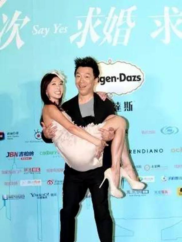 林志玲熊抱郭敬明太有喜感了，一招牌动作却屡遭争议