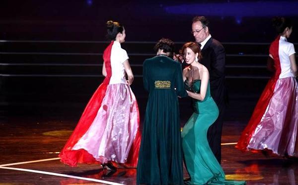 林志玲熊抱郭敬明太有喜感了，一招牌动作却屡遭争议