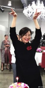 ​林青霞继女邢嘉倩庆31岁生日，身家15亿，交外籍男友未婚生俩子