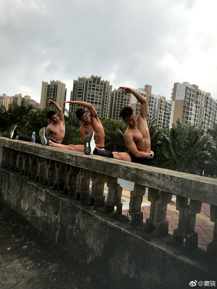 窦骁晒和女友度假照片,让女友骑在脖子上,看来这一身肌肉没白练