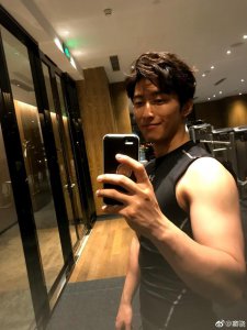 ​窦骁晒和女友度假照片，让女友骑在脖子上，看来这一身肌肉没白练