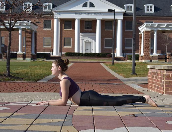 窦骁晒和女友度假照片,让女友骑在脖子上,看来这一身肌肉没白练