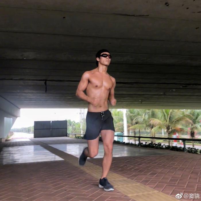 窦骁晒和女友度假照片,让女友骑在脖子上,看来这一身肌肉没白练