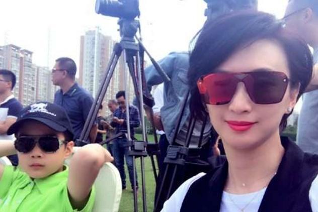 许亚军两个儿子时隔六年再次同框,第四任妻子颜值不输何晴