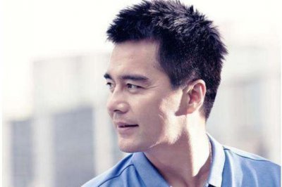 ​许亚军两个儿子时隔六年再次同框，第四任妻子颜值不输何晴