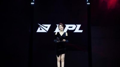 ​LOL解说恋情坎坷,余霜泽元和平分手,周姐自曝被前男友“绿”过