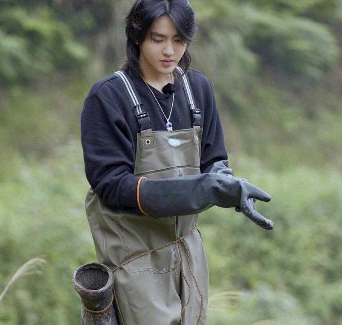 吴亦凡为宣传大碗宽面的MV，不惜在线征婚，邀请鹿晗黄子韬出镜