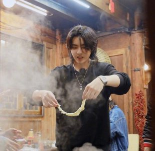 ​吴亦凡为宣传大碗宽面的MV，不惜在线征婚，邀请鹿晗黄子韬出镜