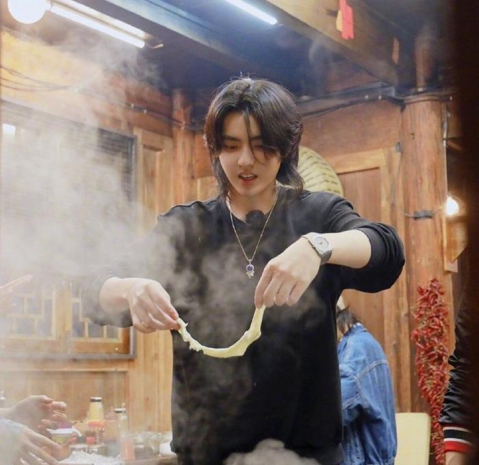 吴亦凡为宣传大碗宽面的MV，不惜在线征婚，邀请鹿晗黄子韬出镜