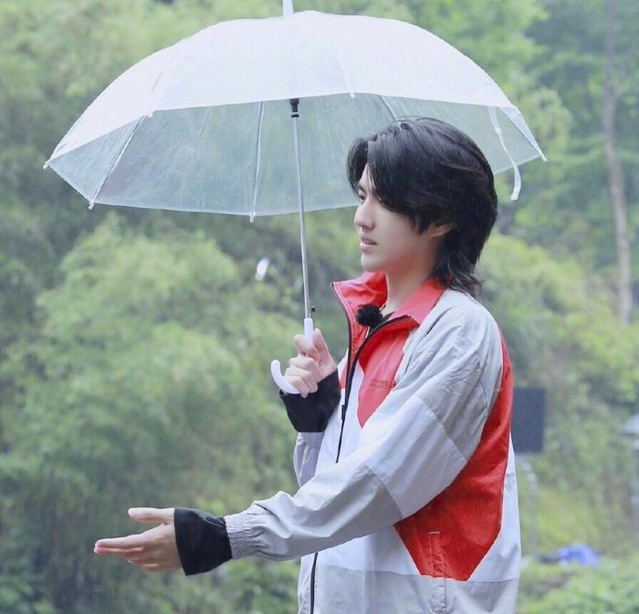 吴亦凡为宣传大碗宽面的MV，不惜在线征婚，邀请鹿晗黄子韬出镜