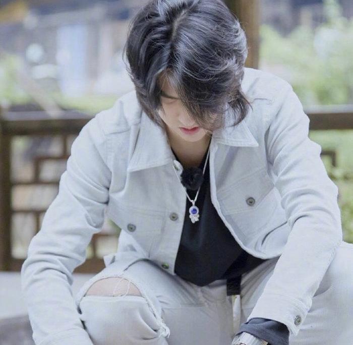 吴亦凡为宣传大碗宽面的MV，不惜在线征婚，邀请鹿晗黄子韬出镜