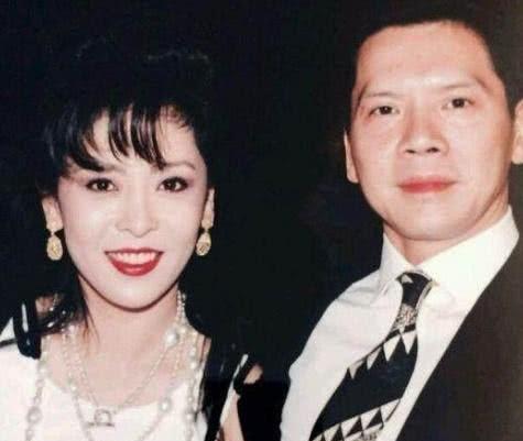 向太陈岚年轻美照流出，身材外貌不输关之琳，难怪向华强这么爱她