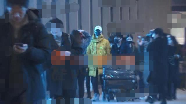 小鲜肉阿云嘎3次秘返主持人陈鲁豫小区，疑姐弟恋曝光已经同居！