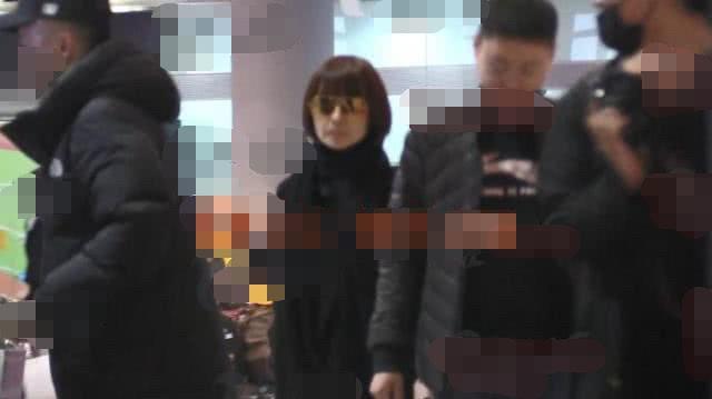 小鲜肉阿云嘎3次秘返主持人陈鲁豫小区，疑姐弟恋曝光已经同居！