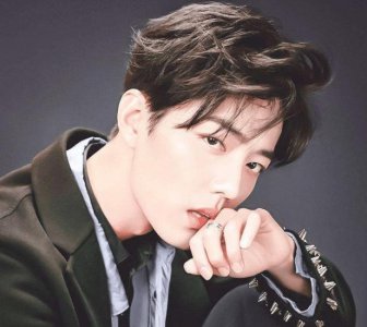 ​肖战首登《人物》杂志封面，销量出乎意料，不愧是实红顶级流量