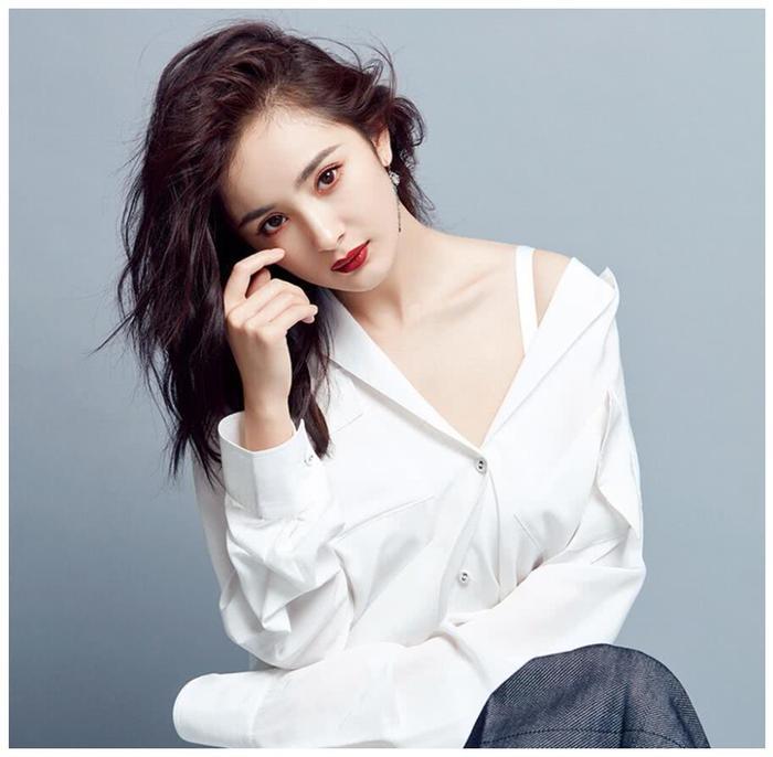 杨幂女儿正面照曝光,浓眉大眼像妈妈,网友:小糯米长大了