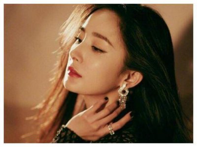 ​杨幂女儿正面照曝光，浓眉大眼像妈妈，网友：小糯米长大了