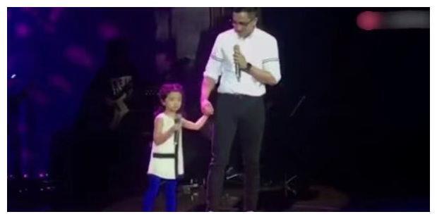 杨幂女儿正面照曝光,浓眉大眼像妈妈,网友:小糯米长大了