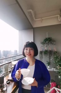 ​53岁歌手陈红近况曝光！手拿咖啡抖个不停，引起网友热议