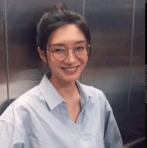 ​路人电梯内偶遇江疏影，路人镜头下的颜值，网友：不愧是明星