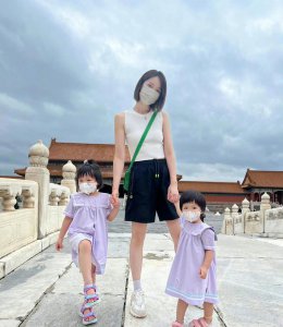 ​李亚男带两个女儿到故宫打卡，姐妹俩穿同款连衣裙，引起网友热议