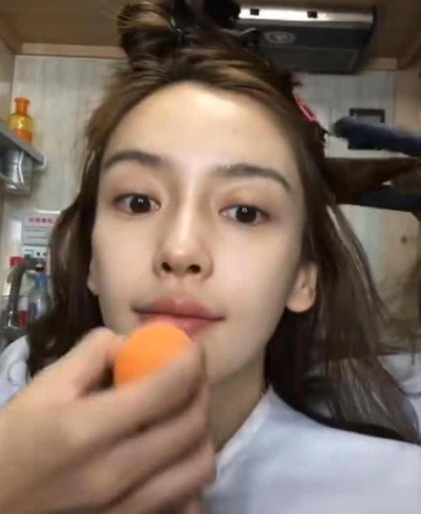 杨颖素颜到化妆全过程，对比完化妆前后的样子，简直是天差地别
