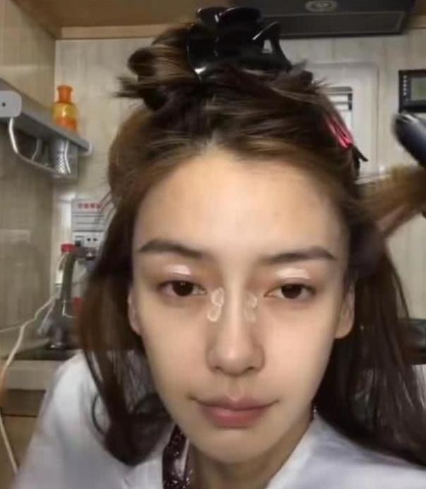 杨颖素颜到化妆全过程，对比完化妆前后的样子，简直是天差地别