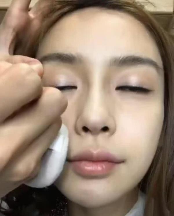 杨颖素颜到化妆全过程，对比完化妆前后的样子，简直是天差地别