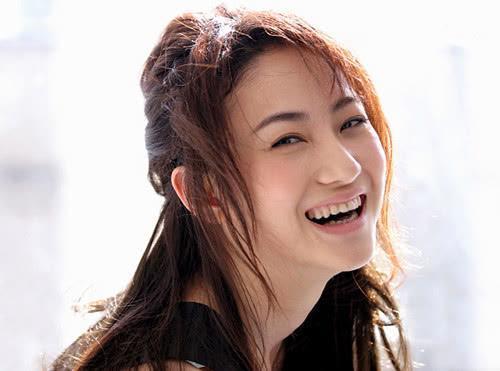 气质优雅的美女演员，出道22年不温不火，如今45岁婚姻却成谜